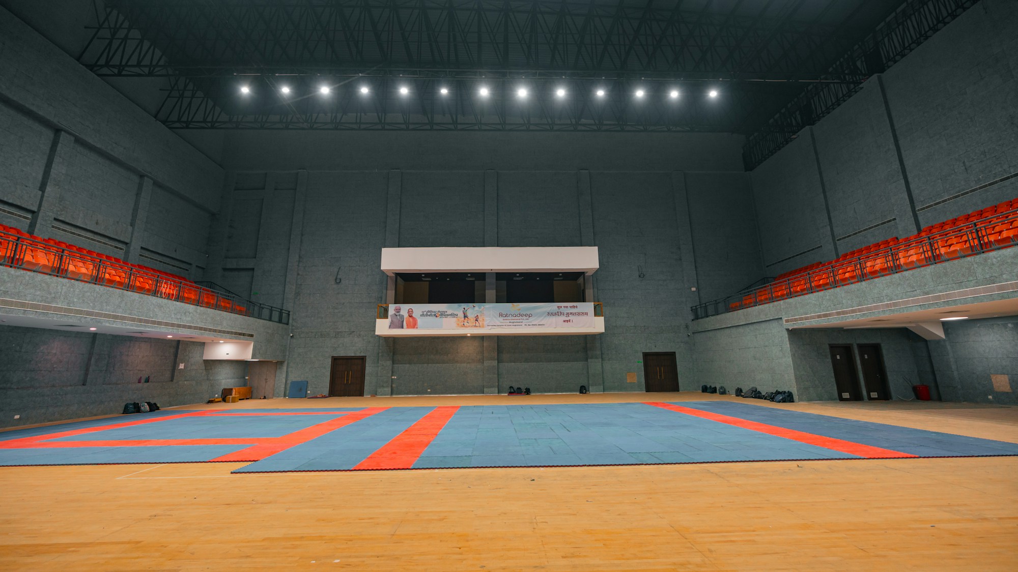 Moderne Sporthalle mit Hallenbeleuchtung
